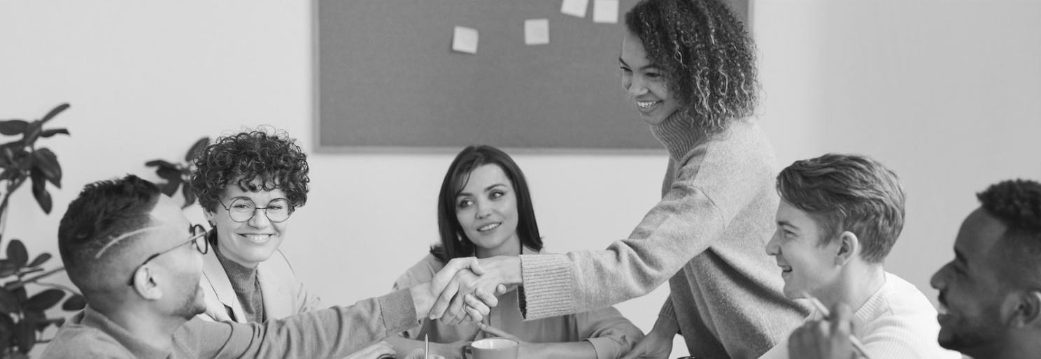 Estudiantes colaborando en planificación financiera