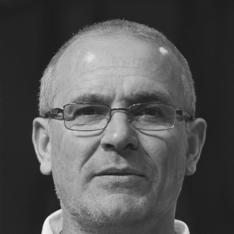 Instructor Esteban Valdovinos