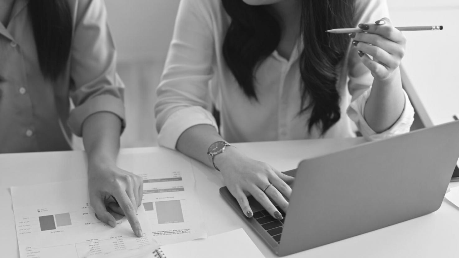 Estudiantes aplicando conocimientos financieros